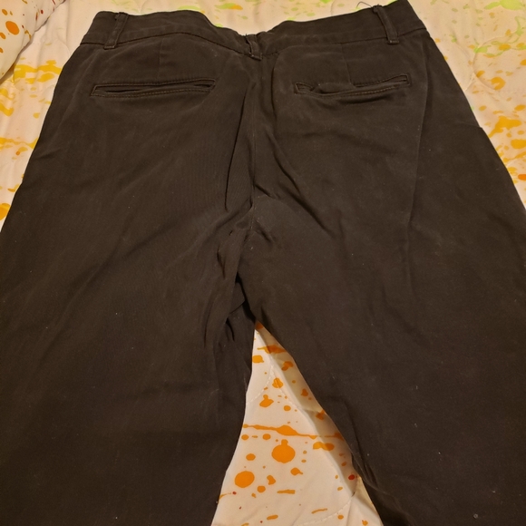 Women's Size 6 Black Modern Fit slacks. Apt9 64% Polyester 33% Rayon 3% Spandex. - Picture 2 of 3